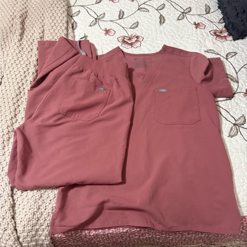 Scrub set, Figs